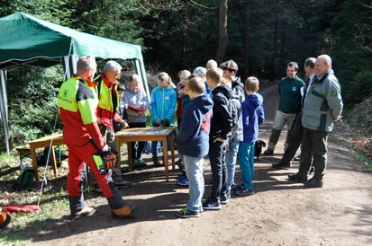 Die Sch&uuml;ler umringen einen Infostand mit Forstarbeitern