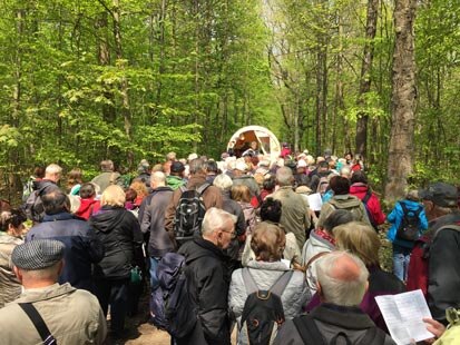 Die Wanderer folgen dem Planwagen