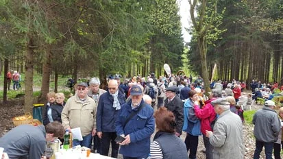 Wanderer warten vor dem Imbi&szlig;stand.