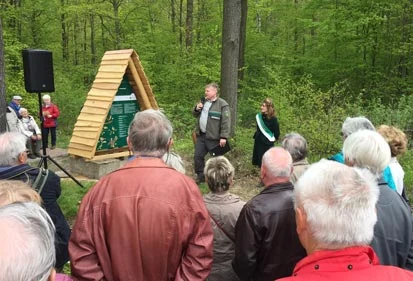 Forstbezirksleiter Andreas Padberg unterst&uuml;tzt von der 7. S&auml;chs. Waldk&ouml;nigin Friederike I. sprechen zu den Wanderern
