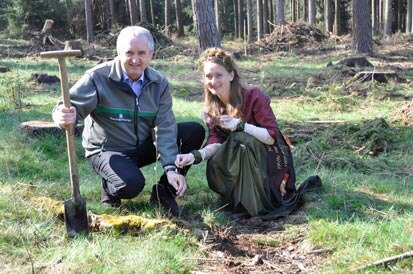 Staatsminister Thomas Schmidt mit Botschafterin des Waldes Sandy Münzner nach erfolgreicher Pflanzung einer Traubeneiche