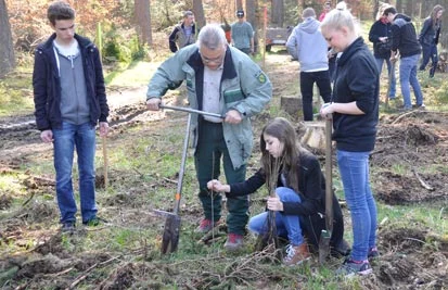 Landesforstpr&auml;sident Prof. Dr. Braun pflanzt mit Sch&uuml;lerinnen der 101. Oberschule aus Dresden eine Traubeneiche