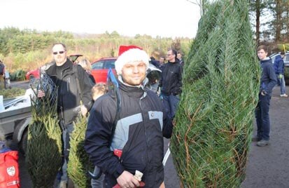 Besucher mit eingenetzten Weihnachtsbäumen