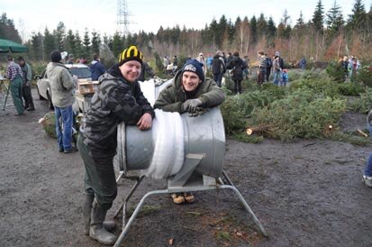 Zwei lachende Mitarbeiter an der Einnetzmaschine.