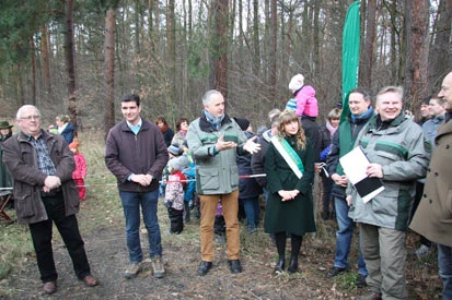 Gruppenbild, v.l.n.r.: B&uuml;rgermeister Volker Zocher, Landrat Henry Graichen, Staatsminister Thomas Schmidt, 7. S&auml;chsische Waldk&ouml;nigin Friederike I., MdL Oliver Fritzsche, Forstdirektor Andreas Padberg, MdL Sven-Gunnar Kirmes