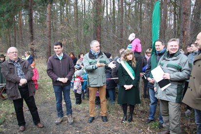 Gruppenbild, v.l.n.r.: Bürgermeister Volker Zocher, Landrat Henry Graichen, Staatsminister Thomas Schmidt, 7. Sächsische Waldkönigin Friederike I., MdL Oliver Fritzsche, Forstdirektor Andreas Padberg, MdL Sven-Gunnar Kirmes