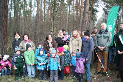 Kinder der Kindertagesst&auml;tte beim gemeinsamen Singen mit dem Minister und Besuchern