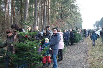 Eine lange Schlange von Weihnachtsbaumk&auml;ufern.