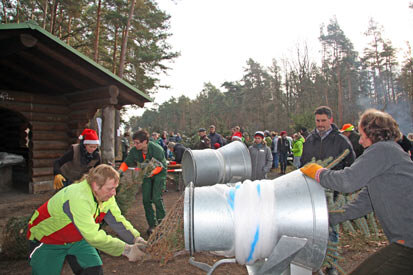 Helfer beim Einnetzen der Weihnachtsbäume.