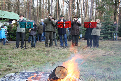 Die Jagdhornbläser aus Hainichen im Wald vor einem Lagerfeuer.