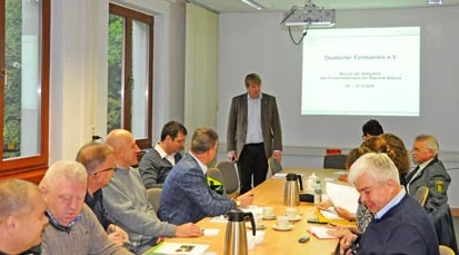 Marcus K&uuml;hling im Sitzungsraum vor den G&auml;sten