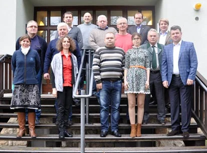 Gruppenfoto von G&auml;sten und Gastgebern vor Eingang des Hauptgeb&auml;udes der Gesch&auml;ftsleitung