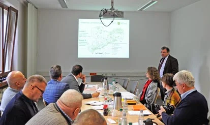 Dr. Heino Wolf bei seinem Vortrag vor den G&auml;sten im Sitzungsraum