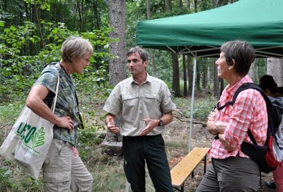 Sven Martens im Gespräch mit zwei Besucherinnen.