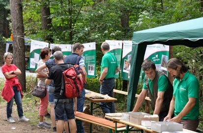 Besucher am Stand der Kirchlichen Waldgemeinschaft Vogtland 