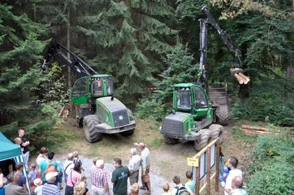 Besucher bei der Pr&auml;sentation der Forstmaschinen