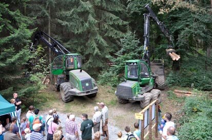 Besucher bei der Präsentation der Forstmaschinen