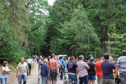 Reges Treiben auf dem Waldweg mit den Stationen