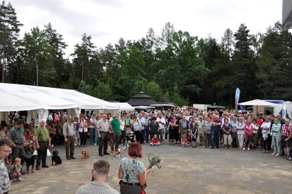 Viele Besucher bei der Pr&auml;sentation von Jagdjunden