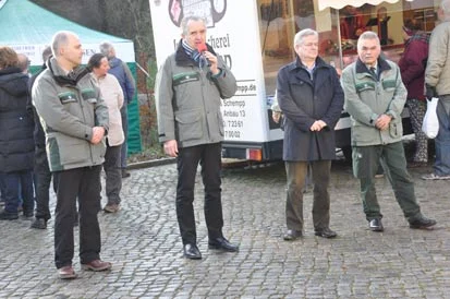 Der S&auml;chsische Umweltminister Thomas Schmidt (2.v.l.) er&ouml;ffnete im Beisein von Coswigs Oberb&uuml;rgermeister Frank Neupold (2.v.r.), Landesforstpr&auml;sident Prof. Dr. Hubert Braun (r.) und dem Leiter des Forstbezirkes Dresden Markus Biernath (l.) die diesj&auml;hrige