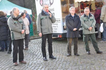 Der Sächsische Umweltminister Thomas Schmidt (2.v.l.) eröffnete im Beisein von Coswigs Oberbürgermeister Frank Neupold (2.v.r.), Landesforstpräsident Prof. Dr. Hubert Braun (r.) und dem Leiter des Forstbezirkes Dresden Markus Biernath (l.) die diesjährige