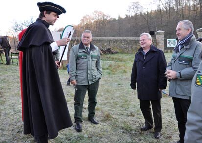 Der Marktvogt in schwarzer Robe im Gespräch mit dem Landesforstpräsidenten, dem Coswiger Oberbürgermeister und dem Umweltminister.