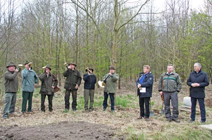von links nach rechts: Naunhofer Jagdhornbl&auml;ser, Gerd Winkler, Forstdirektor Andreas Padberg, Staatsminister Thomas Schmidt