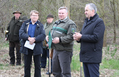 von links nach rechts: Gerd Winkler , Forstdirektor Andreas Padberg und Staatsminister Thomas Schmid