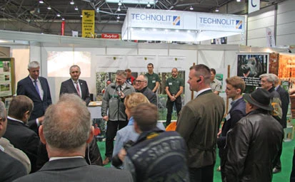 Die Ehreng&auml;ste am Messestand von Sachsenforst