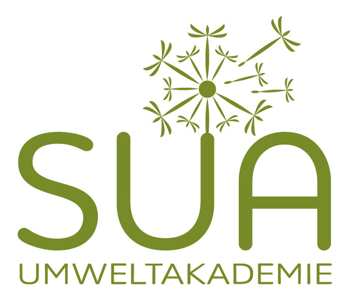 Logo der Umweltakademie mit Schriftzug SUA Umweltakademie und einer Pusteblume über dem U