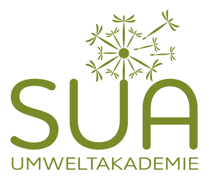 Logo der Umweltakademie mit Schriftzug SUA Umweltakademie und einer Pusteblume &uuml;ber dem U